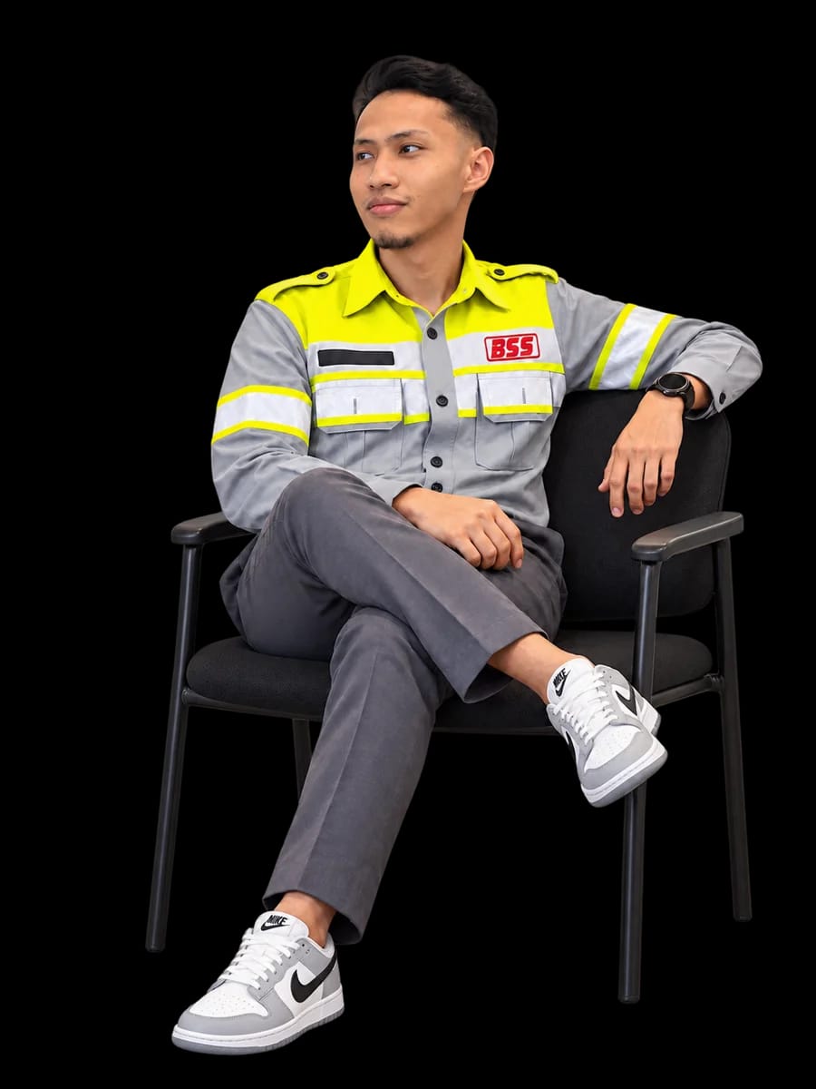 Ilham Fikri Nugroho duduk mengenakan seragam BSS berwarna kuning dan abu-abu